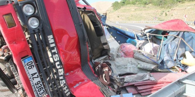Freni boşalan kamyon devrildi: 3 yaralı