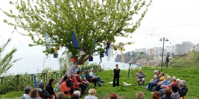 Muratpaşa’da yaşlılara masallar