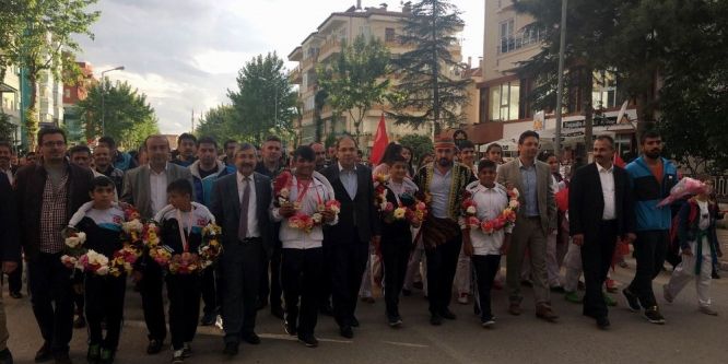 Minik pehlivanlardan büyük karşılama