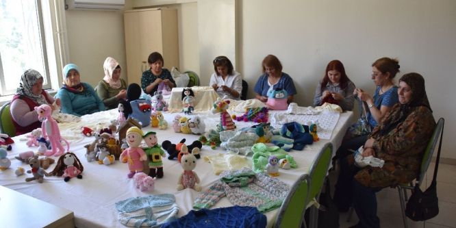 Yaptıkları oyuncak bebeklerle ev ekonomisine katkı sağlıyorlar