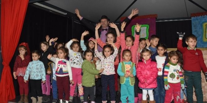 Çocuklar tatilin tadını çıkarıyor