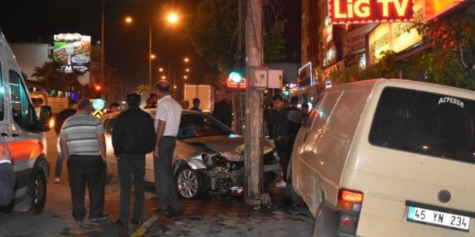 Önce kamyonete sonra elektrik direğine çarptı