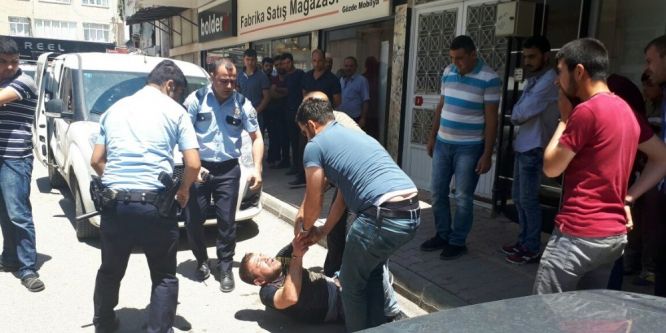 Polise bıçaklı saldırı: 2 yaralı