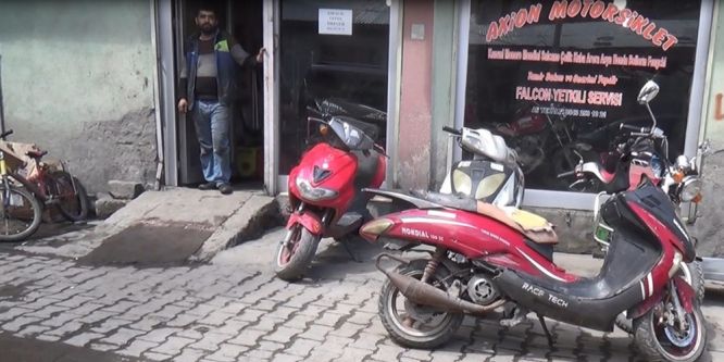 Hurdacıdan bisiklet aldı, motosiklet ustası oldu