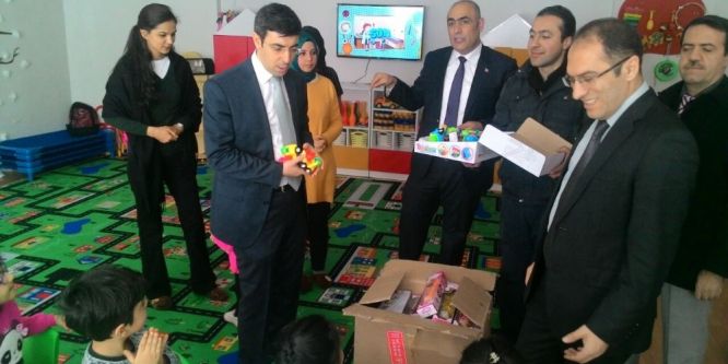 Malazgirt’te oyuncak ve kitap dağıtımı