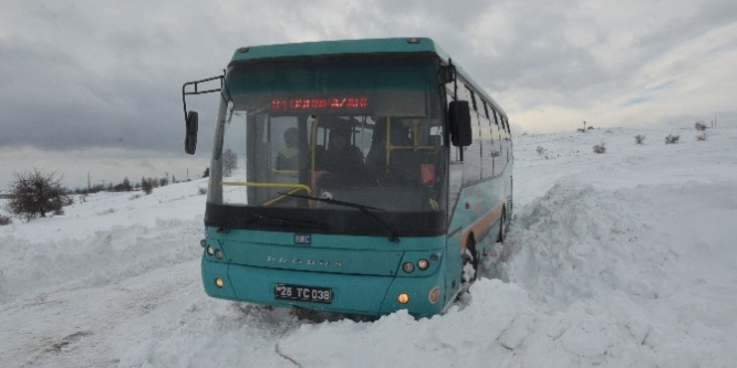 Halk otobüsü kara saplandı yolcular mahsur kaldı