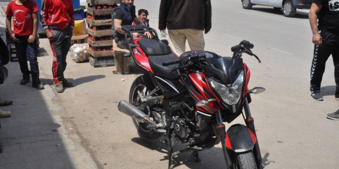 Motosikletli gençler kazada yaralandı