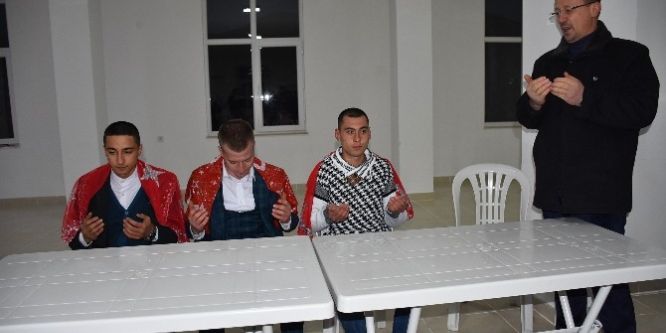 Askerler eğlenceyle uğurlandı