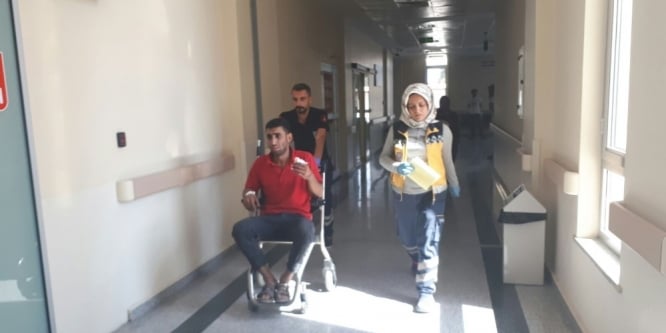 Ağacı keserken elini kesti