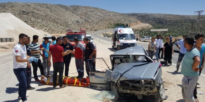 Otomobil ile hafif ticari araç çarpıştı!