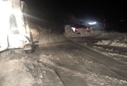 Hamur’da mahsur kalan yolcular kurtarıldı