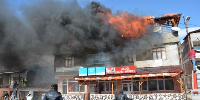 Üç katlı binada yangın çıktı