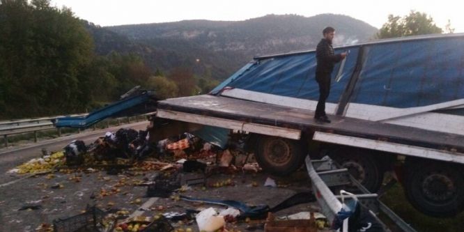 Meyve yüklü TIR devrildi: 3 yaralı
