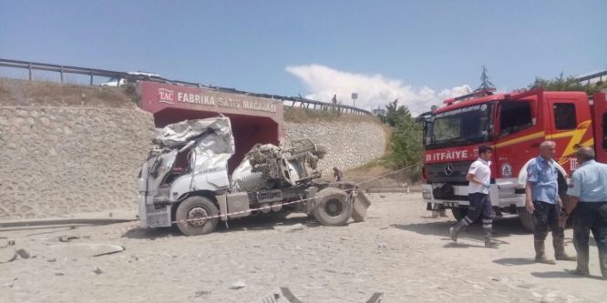 Beton mikseri köprülü kavşaktan düştü: 1 yaralı