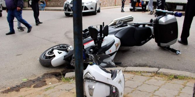 Motosikletli polis kazada yaralandı