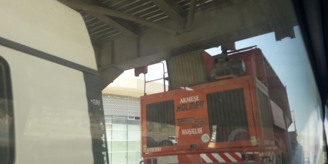 TIR üst geçite takıldı