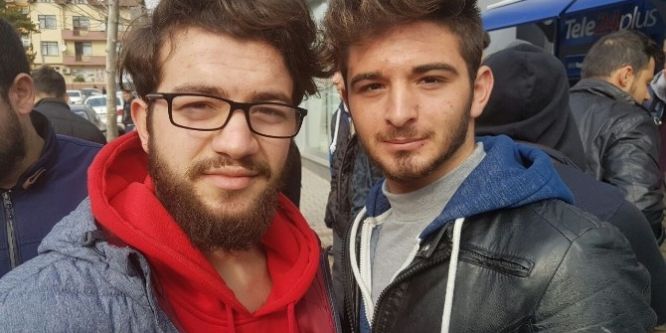 İki genç kapkaçcıyı üzerine atlayarak yakaladı