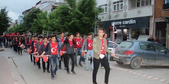 Çanlı gençlerden fener alayı