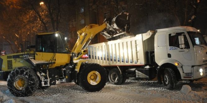 Tatvan Belediyesinden kar temizleme çalışması