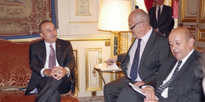Bakan Çavuşoğlu, Fransız mevkidaşı Le Drian ile görüştü