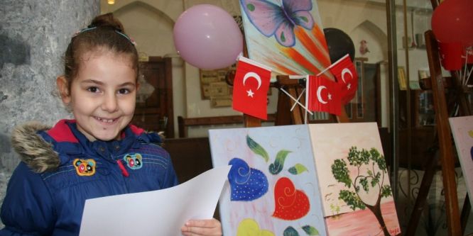 Minikler rengarenk dünyalarını 23 Nisan için tuvallere yansıttı