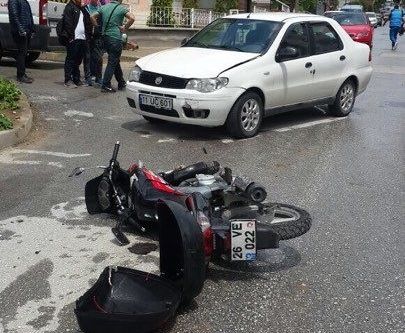 Otomobil ile motosiklet çarpıştı: 2 yaralı