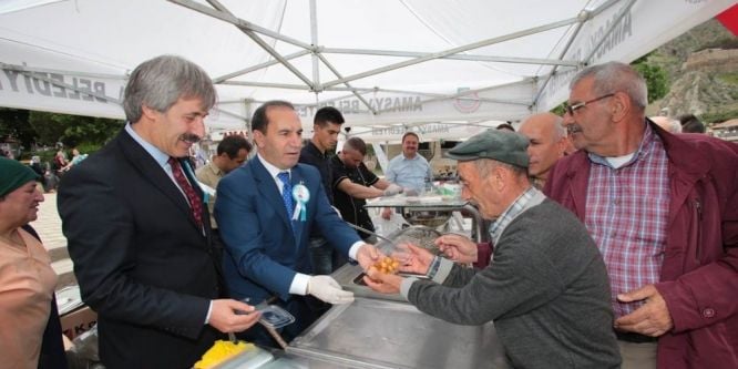 Vali Işık lokma dağıttı