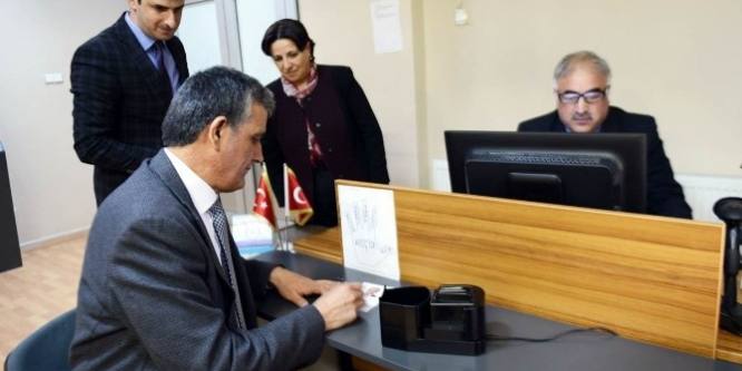 Vali İbrahim Özefe, yeni kimlik için başvuru yaptı