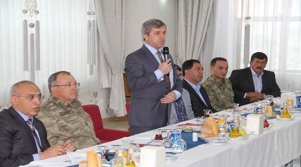 Vali Çınar korucularla bir araya geldi