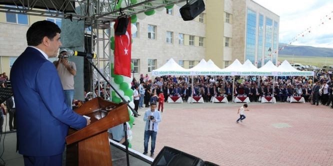 Iğdır Üniversitesi'nde mezuniyet coşkusu