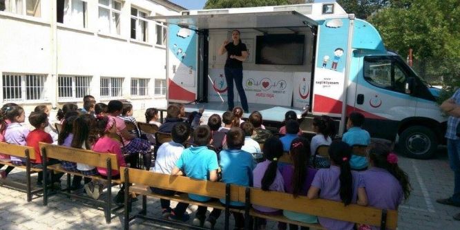Öğrenci ve öğretmenlere sağlık eğitimi verildi