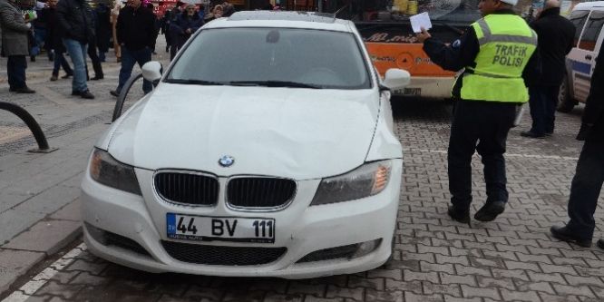 Buzda kayan araç otobüs durağına girdi