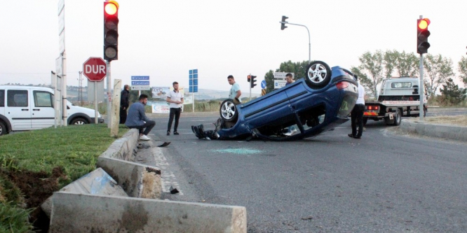 Takla atan otomobilden burunları bile kanamadan çıktılar