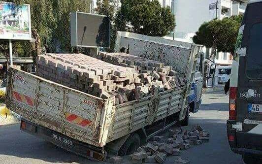 Belediyenin kamyonu çöken yola saplandı