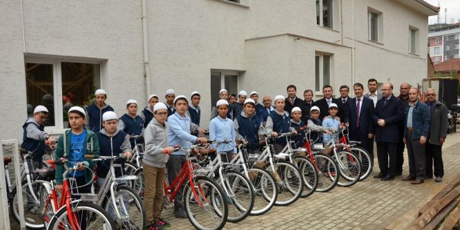 Minik hafız adaylarının bisiklet sevinci