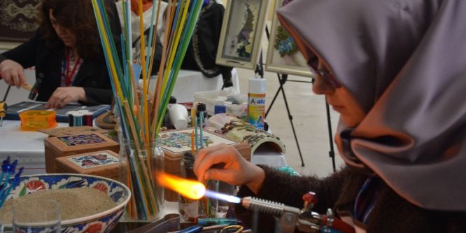 Cam boncuk sanatını yaşatmaya çalışıyor