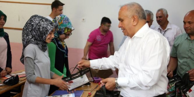 Erdemli Belediyesi’nden öğrencilere temizlik seti