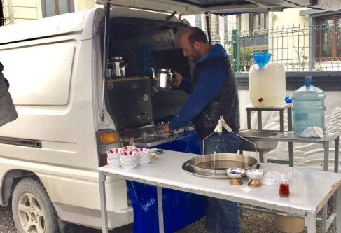 Sakarya'da minibüsünün arkasını seyyar çay ocağına çevirdi