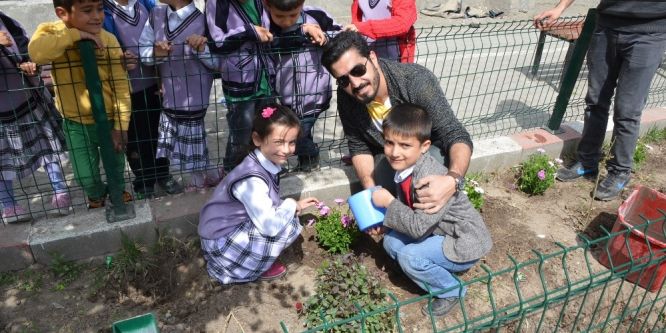 Iğdır’da okul bahçesi çiçek bahçesi oldu