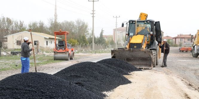 Aksaray’da sıcak asfalt çalışmaları sürüyor