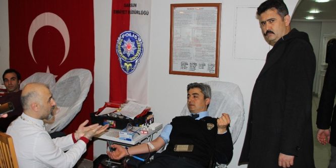 Polisler kan vererek hayat kurtarıyor