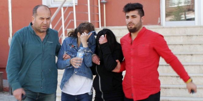 Tişört çalan iki genç kız tutuklandı