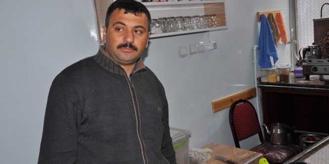 Demlikte saklı 500 TL’yi bularak, çaldılar