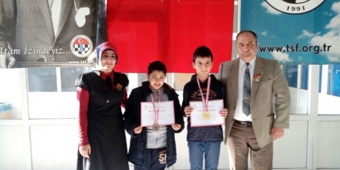 Satranç turnuvasından derece ile döndüler