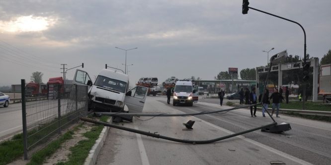 İşçi servisine TIR çarptı... Çok sayıda yaralı var!