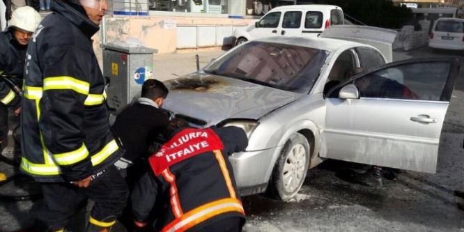 Park halindeki araç alev aldı