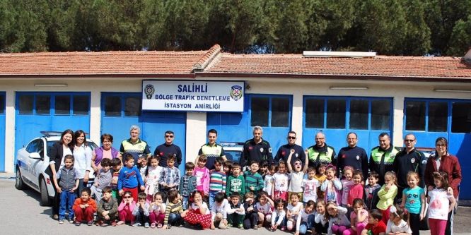 Miniklerden polislere pastalı kutlama