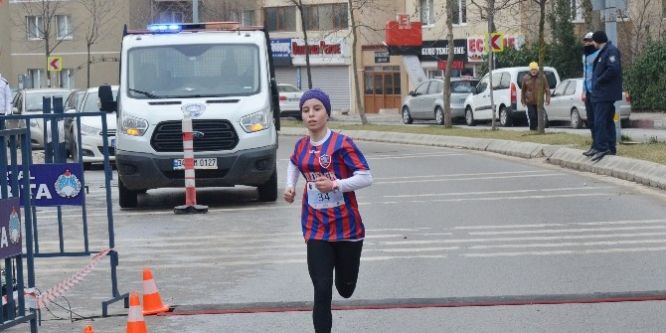 Yüzlerce sporcu Uğur Mumcu için koştu