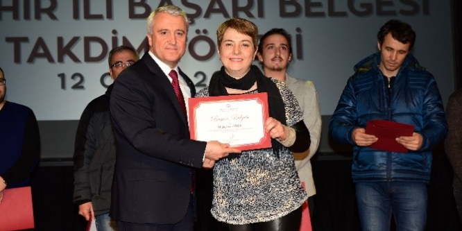 Eskişehirli öğrencilere başarı belgesi verildi