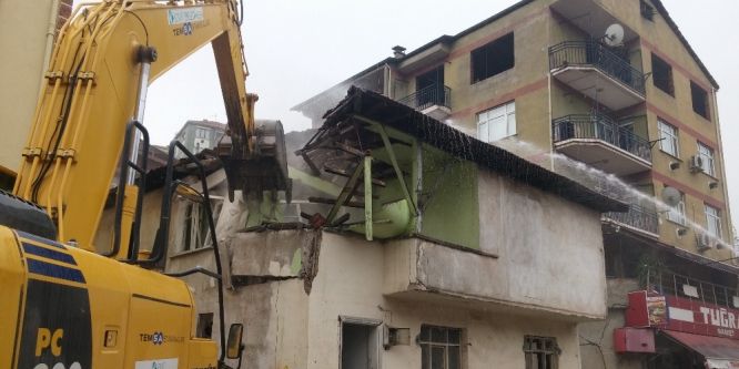Eski yapıların yıkımı devam ediyor
